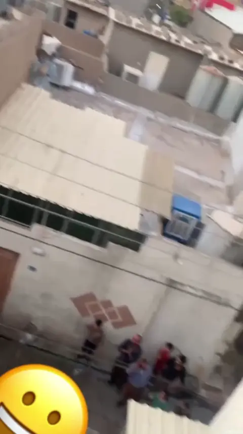 ئەو جەماعەتەی خوارەوە بە دیار چیەوە ڕاوەستاون
