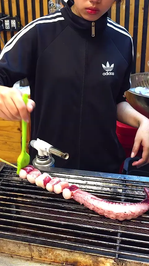 Amazing Giant Squid Leg Skewers From a Girl With Pretty Smile - Thai Street Food