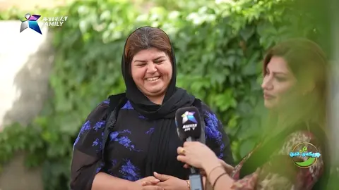 زۆر به‌په‌رۆشه‌وه‌ له‌ چاوه‌ڕوانی پڕۆگرامی چریكه‌ی لادێ وه‌ستاوه‌.