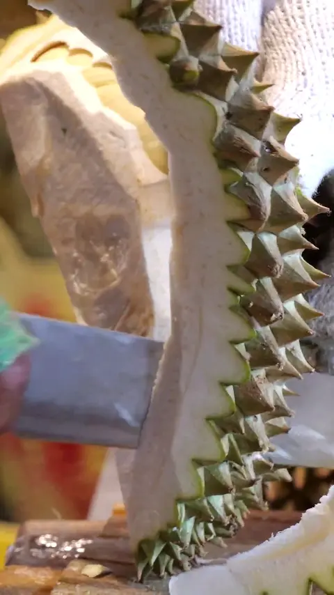 The Smelly Devil Fruit_ Or Heavenly Taste_ - Amazing Durian Cutting Skill