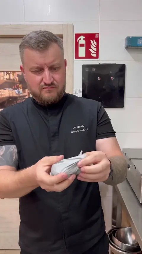 Lifehack with garlic and balloon.