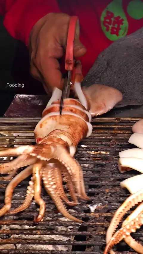 Whole Squid Skewers_! Amazing Charcoal-Grilled Whole Squid in Taiwan Night Market