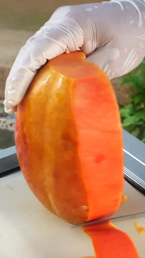 Cutting Amazing Sarlet Papaya, The King of Tropical Fruits - Thai Street Food