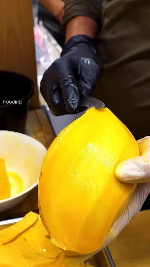 Must Try! Giant Mango Sticky Rice With Coconut Milk - Fruit Cutting Skills