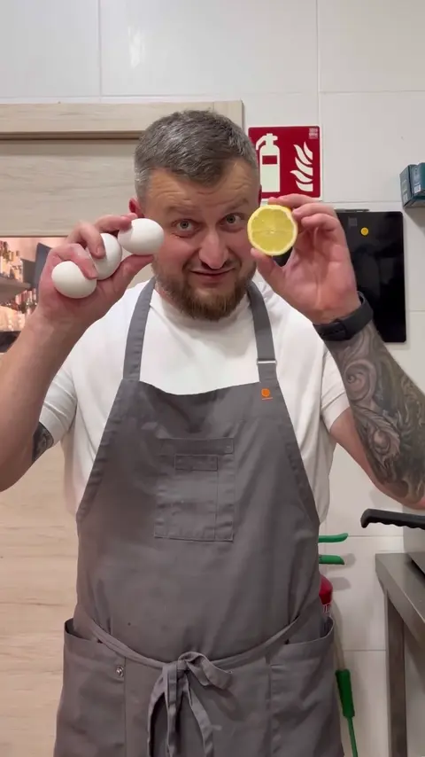 Lifehack with egg peeling.