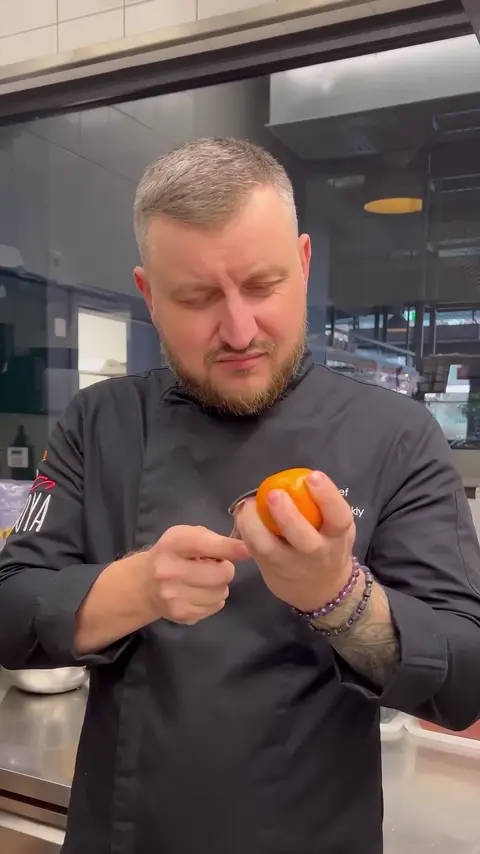 Lifehack. Peeling pomegranate.