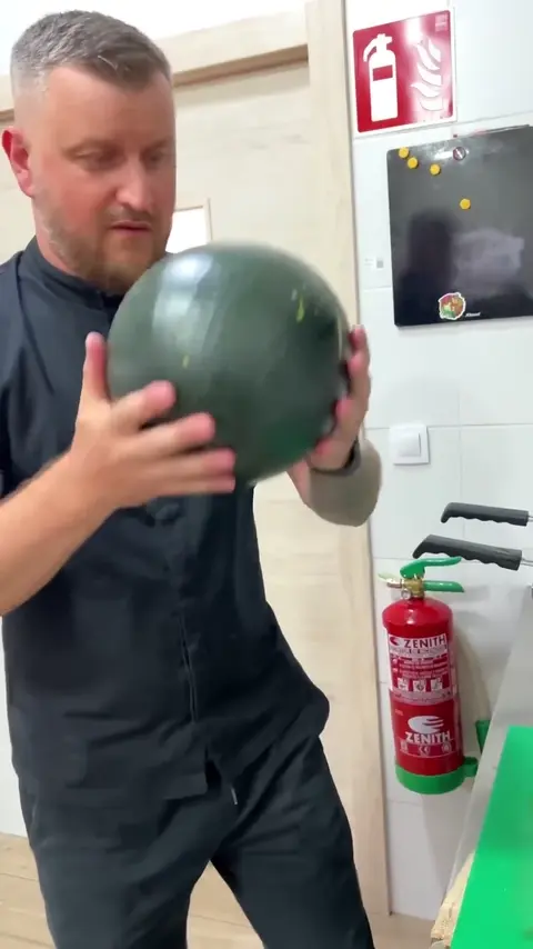 🍉 Testing the Viral Watermelon Cutting Lifehack! 🤔 _ Can We Really Cut a Watermelon