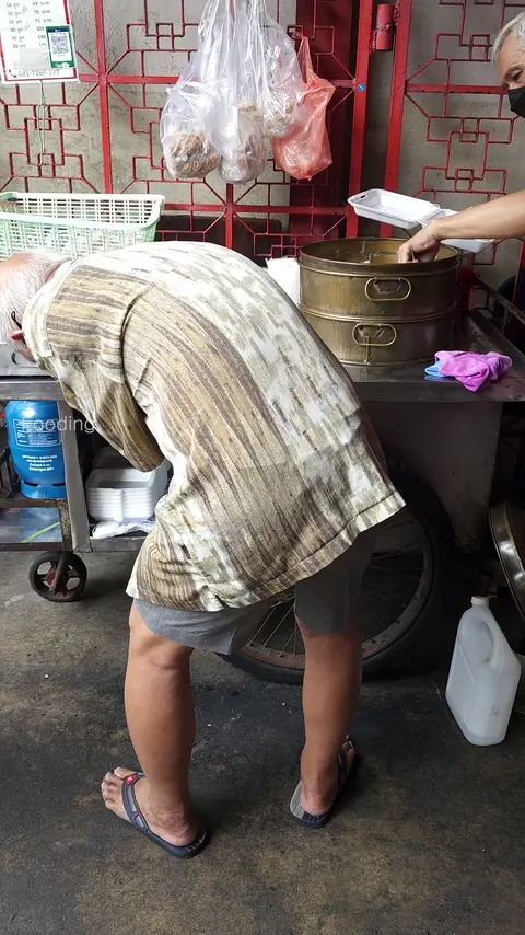 Amazing Grandpa's dim sum in Bangkok's Chinatown - Thai Street Food