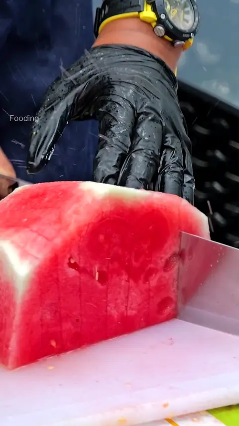 Waiting in Line to Eat_! Cool Brothers’ 100% Watermelon Juice - Fruit cutting Skills