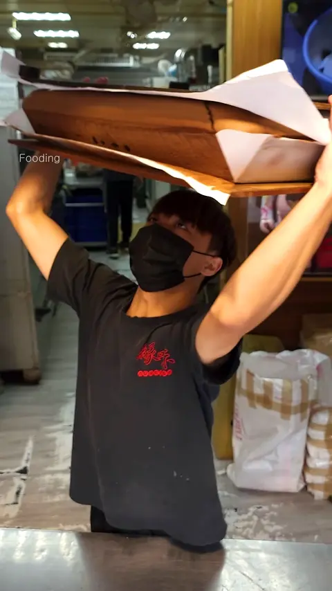 Amazing Taiwanese King Chocolate Bomb Castella Cutting Skills - Taiwanese Street Food