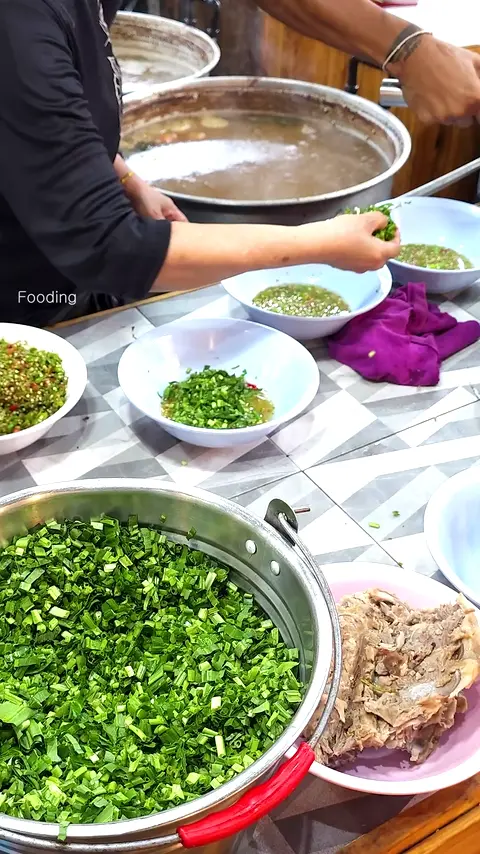 Must Try! Huge Amount of Pork Backbone Dish ''Lang Saap'' - Thai Street Food