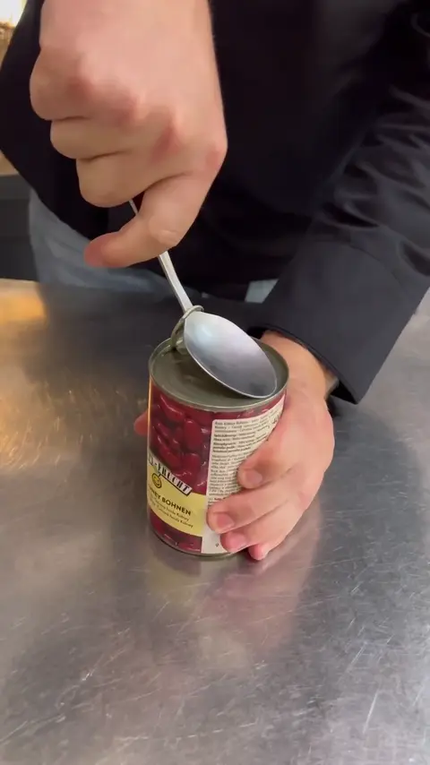 Lifehack with a can. (1)
