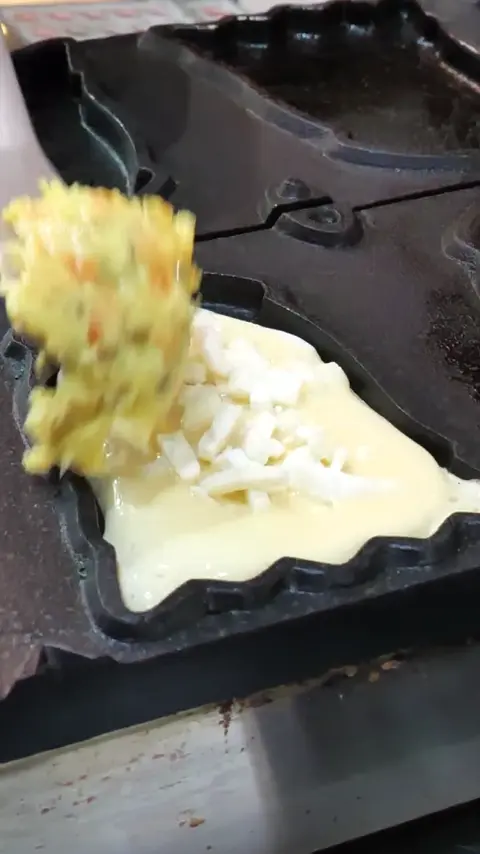 Amazing Squid-shaped Cheese Bread - Korean Street Food