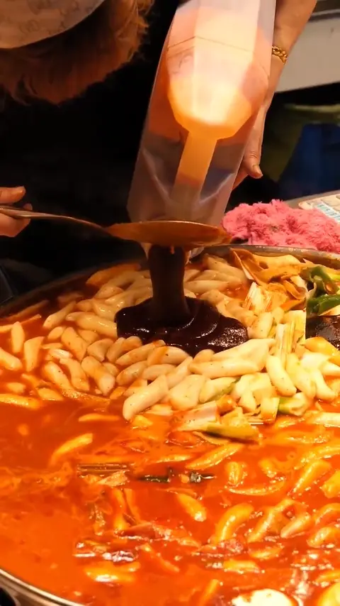The best street food shop in Korea - Tteokbokki, fried food, and sundae