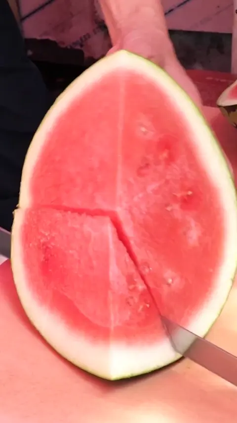 The Most Popular Street Fruit Seller In Namdaemun Market, Neatly Cutting Watermelons
