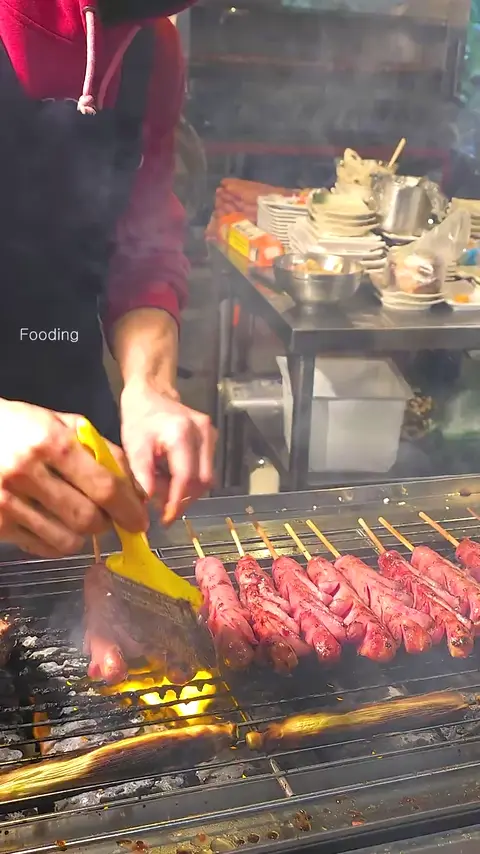 Must Eat! Charcoal-grilled Taiwanese Garlic Sausage Skewers - Taiwanese Street Food