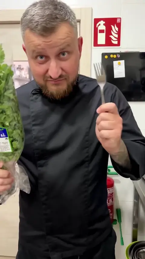 🌿 Testing the Viral Parsley Leaf Stripping Lifehack! 🤔 _ Can We Really Strip Parsley Leaves_