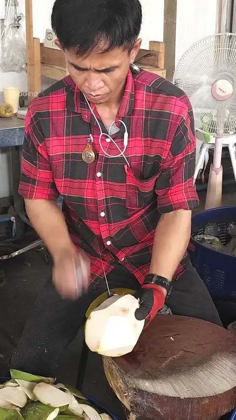 Amazing Only $0.4 Coconut Cutting Skills - Thai Street Food