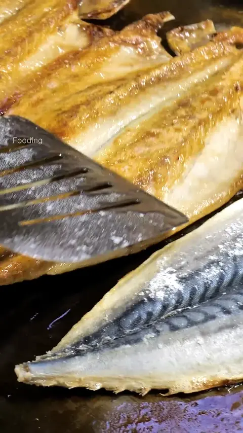 Amazing Grilled Fish Cooked Directly At a Fish Shop - Korean Street Food (2)