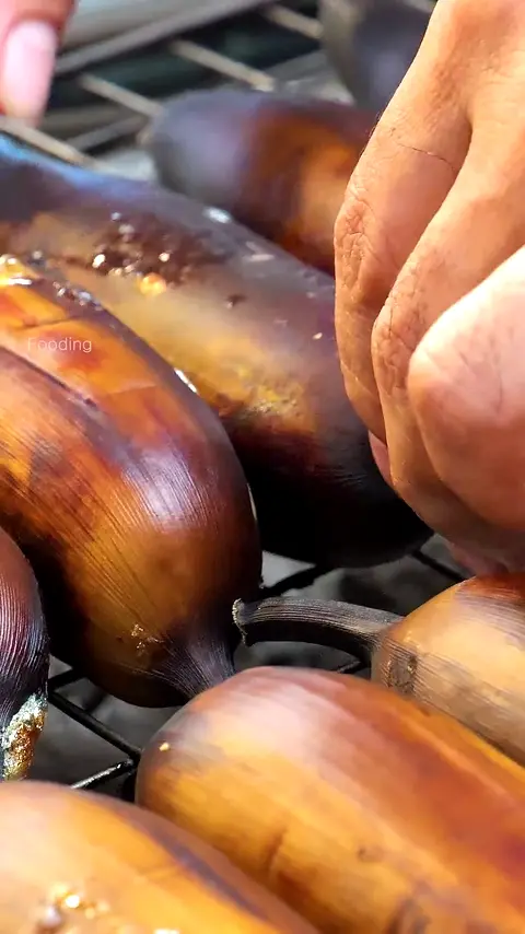 Must Try! Amazing Bright Yellow Grilled Bananas - Thai Street Food