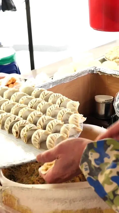 Master’s handmade dumplings sold over 1,000 per day - Korean Street Food