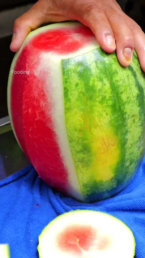 Envious Prices_! Cutting a Watermelon in Thailand for $0.15 a Piece - Fruit Cutting Skills