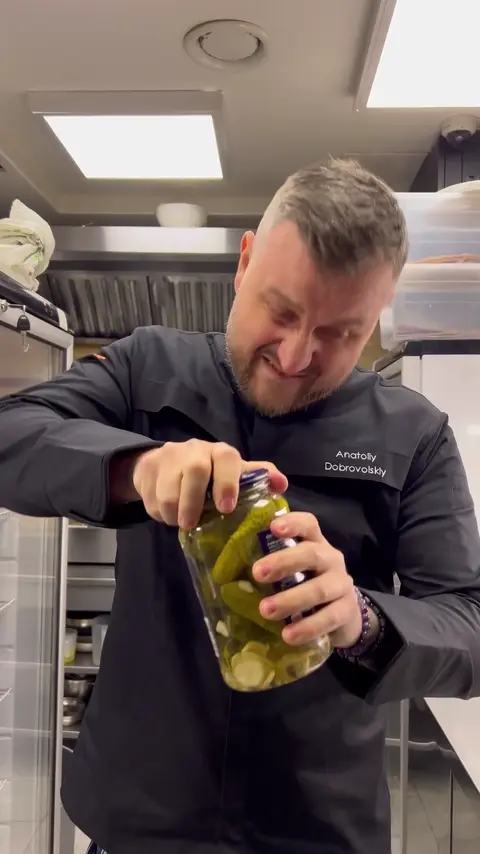 Lifehack. How to open a glass jar.