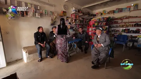 به‌ده‌م قسه‌كردن یاری دۆمینه‌ ده‌كه‌ن له‌ گوندی گۆمه‌شین.