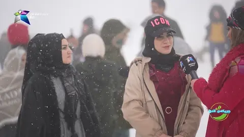 دوو كچی كه‌ركوكی، ده‌م به‌خه‌ند باسی خۆشیه‌كانی نێو به‌فر ده‌كه‌ن.