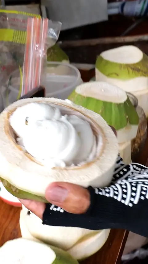 Amazing! Sticky Rice Coconut Ice Cream Eaten on a Boat - Thai Street Food