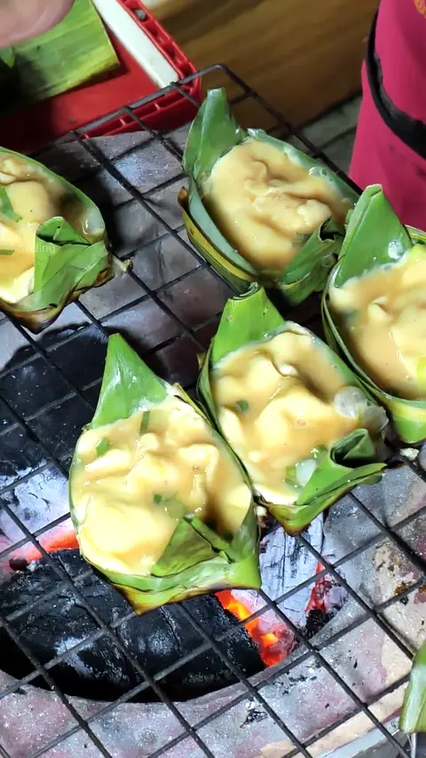 Only $0.2 Omelette! Grilled Egg Omelette on Banana Leaf Boat - Thai Street Food