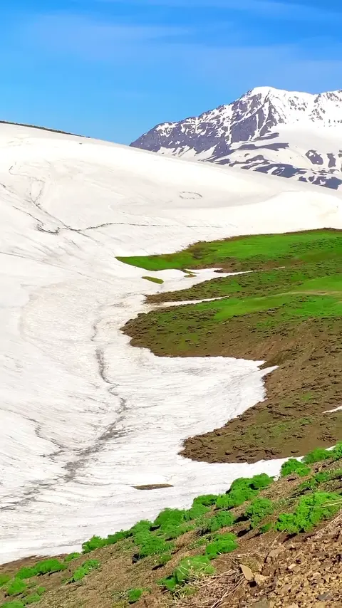 گۆشەیەک لە لوتکەی چیایی هەڵگۆرد بەرزترین لوتکە چیای باشوری کوردستان