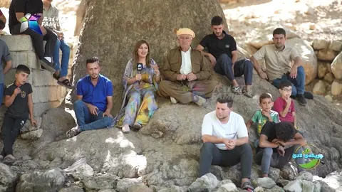 نیگار و حاجی تاهیر له‌ گوندی بلێ سه‌ردانی گه‌وه‌ترین دار ئه‌و گونده‌ ده‌كه‌ن.
