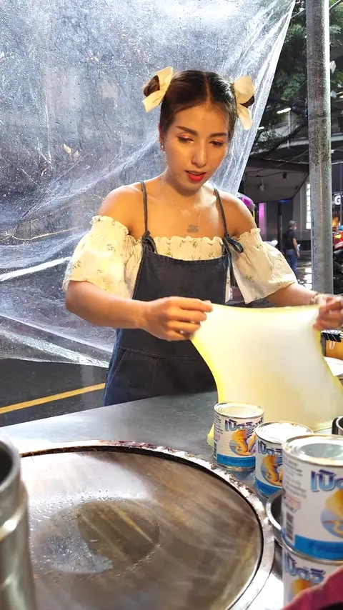 Even though clothes are all wet from the rain, she does her best! Roti Lady's Egg Rotti