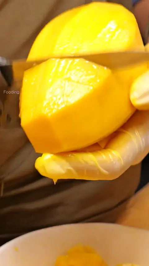Cutting a Giant Mango Neatly  - Thai Street Food