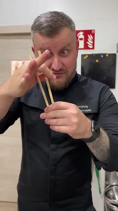 Lifehack with chopsticks ???