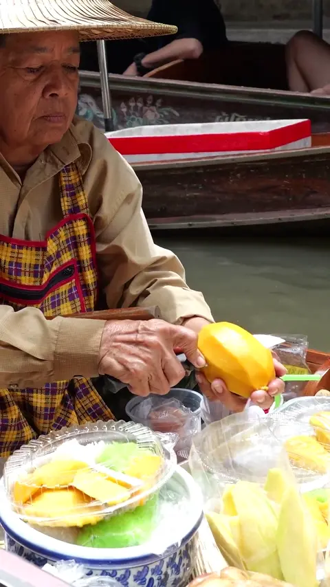 Romantic Grandma's Amazing Cutting Mangoes At a Floating Market - Thai Street Food