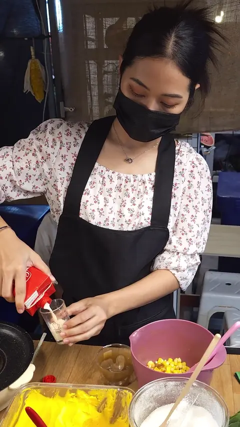 Delicious Caramel Corn Made By a Thai Beauty - Thai Street Food