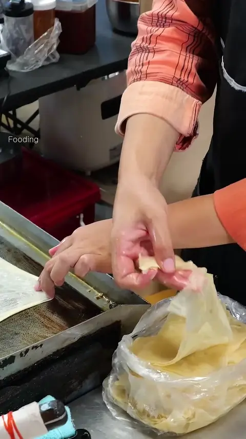 Must Try! Beautiful Woman's Banana Egg Roti - Thai Street Food