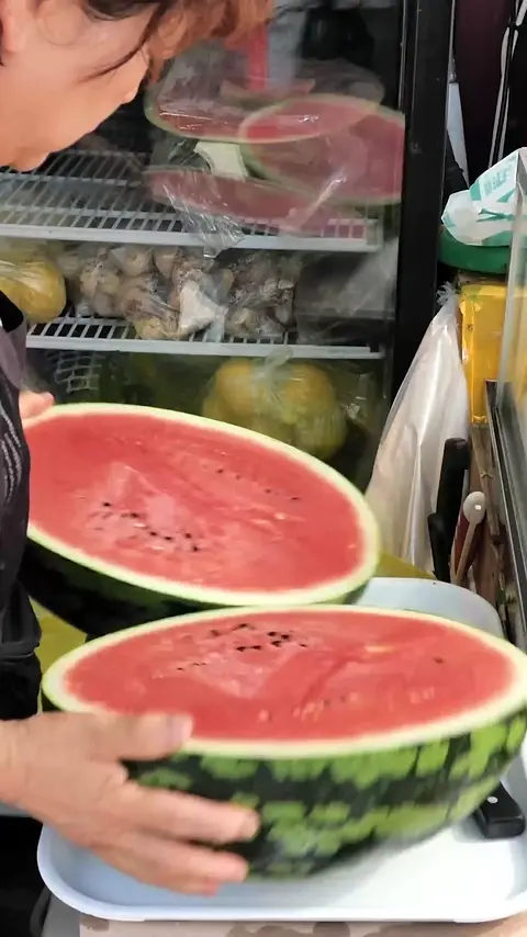 Fruit Shop Aunt's Neat Watermelon Cutting