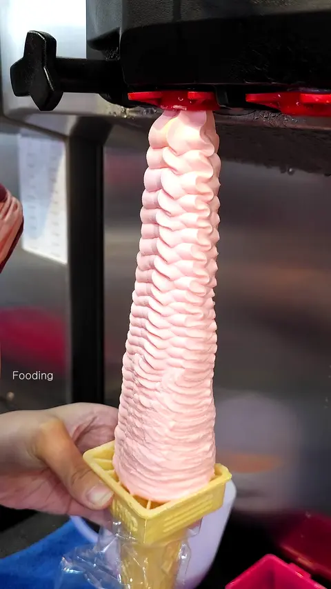 Possible__ Over 50cm Strawberry Ice Cream From a Taiwanese Master Girl