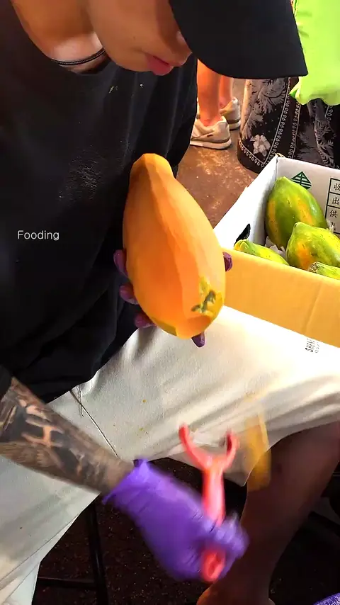 Must Try! Amazing Taiwanese Young Guy's Papaya Cutting Skills