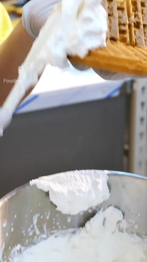 What_! Crazy Cream Bomb Lotus Waffles - Korean Street Food