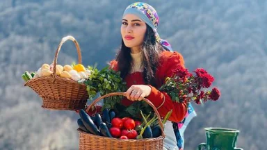 باینجانی تورکی بە شێوازێکی تایبەت لە گوندەکە لێبدەن! _ ژیانی لادێیی لە ئێران.