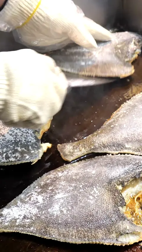 Amazing Grilled Flounder Grilled Directly at the Fishmonger - Korean Street Food