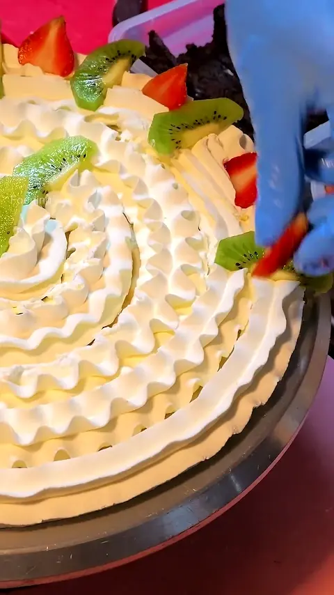 Must Try! Beautiful Girl's Crazy Whipped Cream Bomb Crepe - Thai Street Food