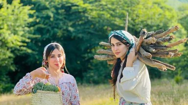 لێنانی مریشک لە ئاگری دار بە شێوەیەکی تەندروست لەگەڵ سۆسی هەنگوین