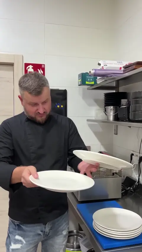 Mastering the Art of Carrying Multiple Plates! ?️??
