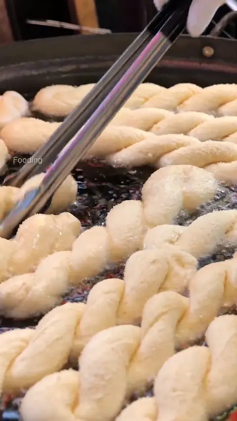 Amazing Giant Pretzel Fried in Clean Oil - Korean Street Food