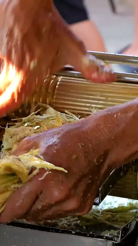 Must Try! Amazingly Fresh $0.7 Sugarcane Juice  - Malaysian street food